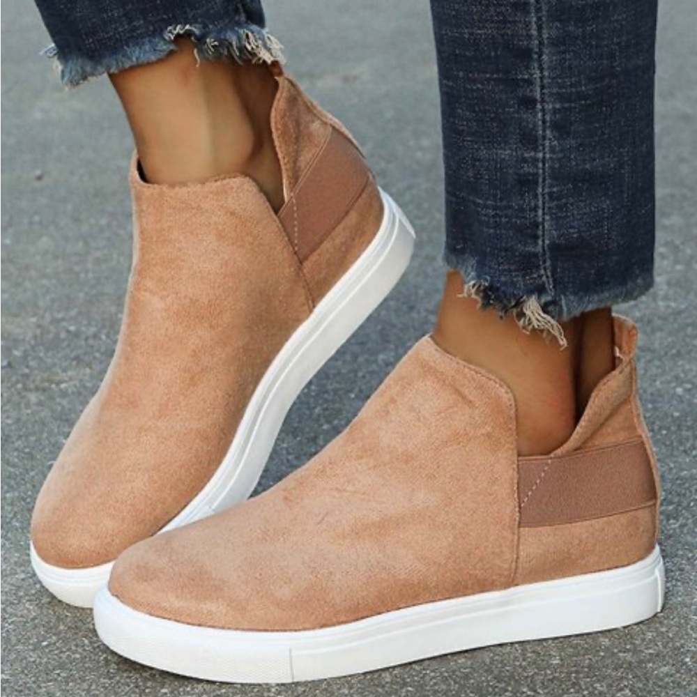 Yasirun tan slip on sneaker size 8/40